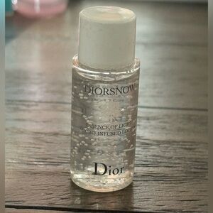 Diorsnow Essence of Light Micro-
Infused Lotion 10ml Mini New